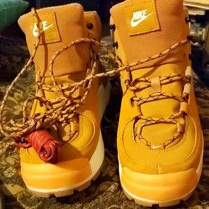 Nike tan boot type shoes brand new never worn only tried on 😍